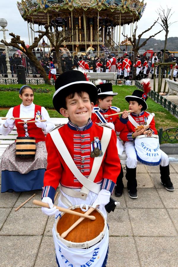 Casi 5.000 niños han desfilado por el centro de San Sebastián al son de la música de Sarriegui