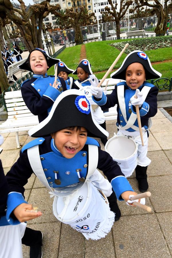 Casi 5.000 niños han desfilado por el centro de San Sebastián al son de la música de Sarriegui