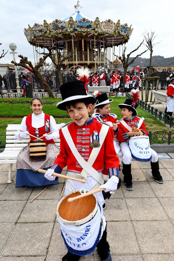 Casi 5.000 niños han desfilado por el centro de San Sebastián al son de la música de Sarriegui