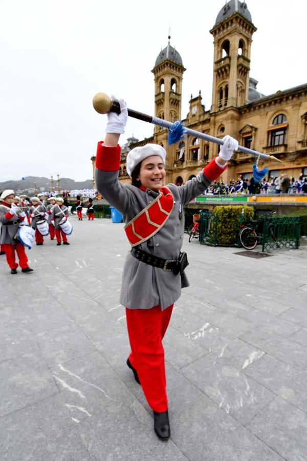 Casi 5.000 niños han desfilado por el centro de San Sebastián al son de la música de Sarriegui