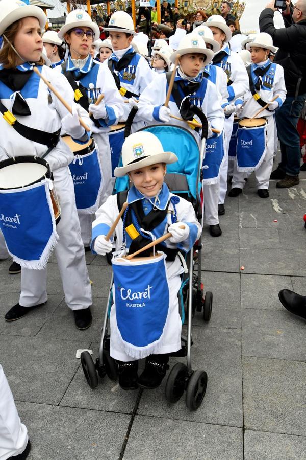 Casi 5.000 niños han desfilado por el centro de San Sebastián al son de la música de Sarriegui