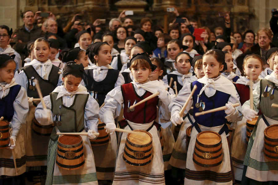 La tamborrada cierra la misa presidida por Munilla en honor al Santo Patrón con protagonismo especial del Orfeón Donostiarra