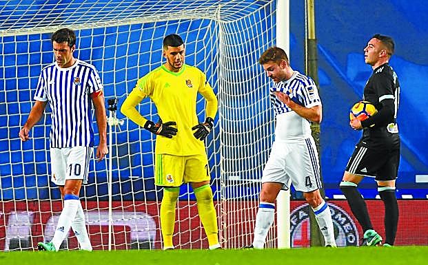Prieto, Rulli e Illaramendi aguardan cabizbajos el lanzamiento de penalti de Aspas.