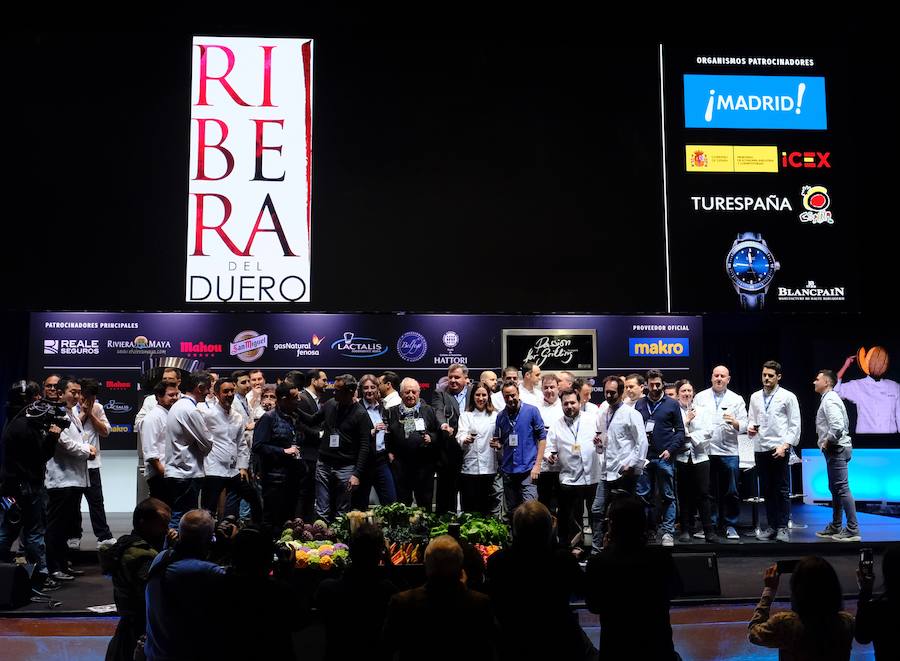 La organización, autoridades y chefs, en una fotografía de familia.