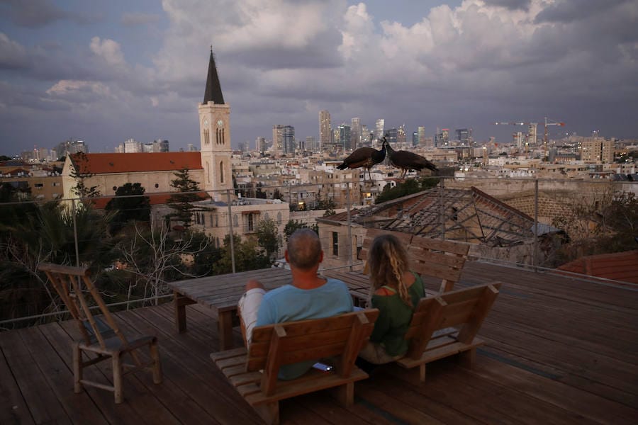 Tel Aviv, la acelerada capital económica de Israel, tiene buenas vistas. Con el espacio vital ajustado y escaso, los habitantes de la populosa metrópoli mediterránea sólo necesitan instalarse en sus propios tejados para gozar. Las azoteas de buena parte de los edificios de la ciudad se han transformado en hermosos jardines al aire libre, restaurantes, centros de instrucción e incluso estudios de arte y yoga.