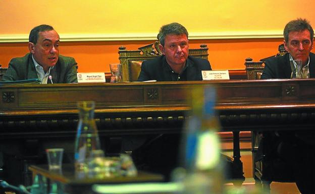 Miguel Ángel Páez, portavoz del PSE; José Antonio Santano, alcalde de Irun, y Xabier Iridoy, portavoz del PNV, en el pleno de presupuestos.