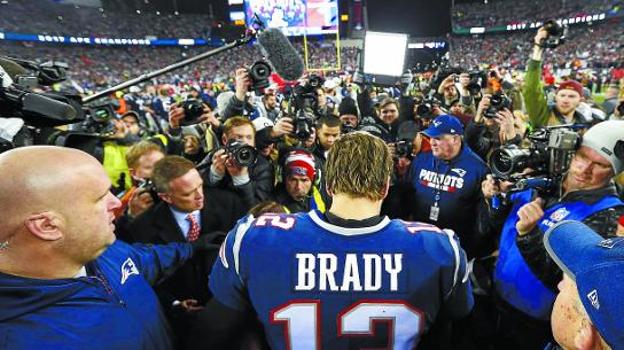 Leyenda. Tom Brady estuvo discreto en los tres primeros periodos y se salió en el cuarto y definitivo, llevando a su equipo a una nueva Super Bowl. 