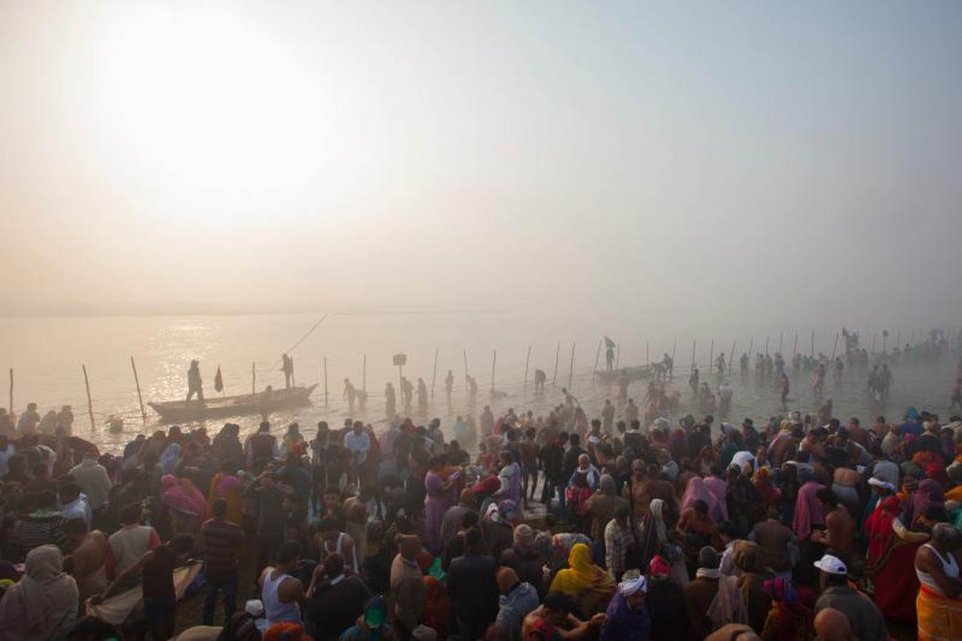 Millones de devotos hindúes se reúnen en el norte de la India para el Magh Mela, uno de los mayores festivales religiosos del mundo que implica baños rituales en las aguas sagradas del río Ganges.