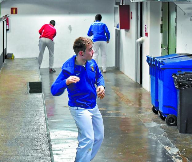 Iker Salaberria peloteando antes de entrar en la cancha. 