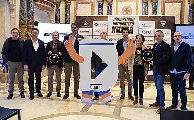 Sadik Mikhou (derecha), ganador en 2017, junto a Birhay Balew, segundo clasificado. 