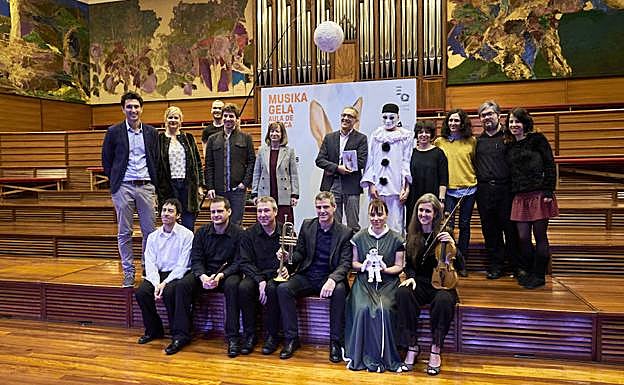 Responsables de la OSE, músicos y representantes de instituciones y empresas colaboradoras, en la presentación de la programación del Aula de Música.