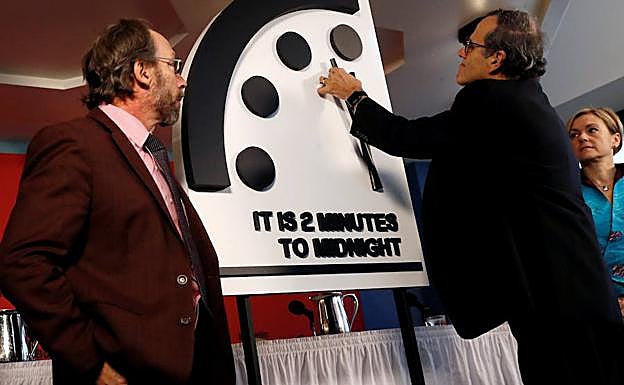 Los expertos proceden a un cambio simbólico del reloj apocalíptico. 