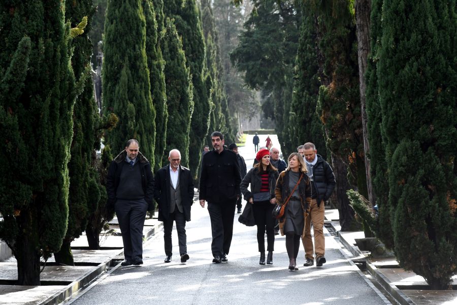 El ministro de Interior ha asistido a la ofrenda floral que ha tenido lugar en el cementerio de San Sebastián. 