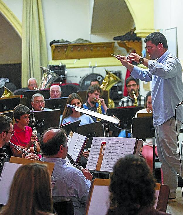 González Munduate dirige a la Banda en un ensayo. 
