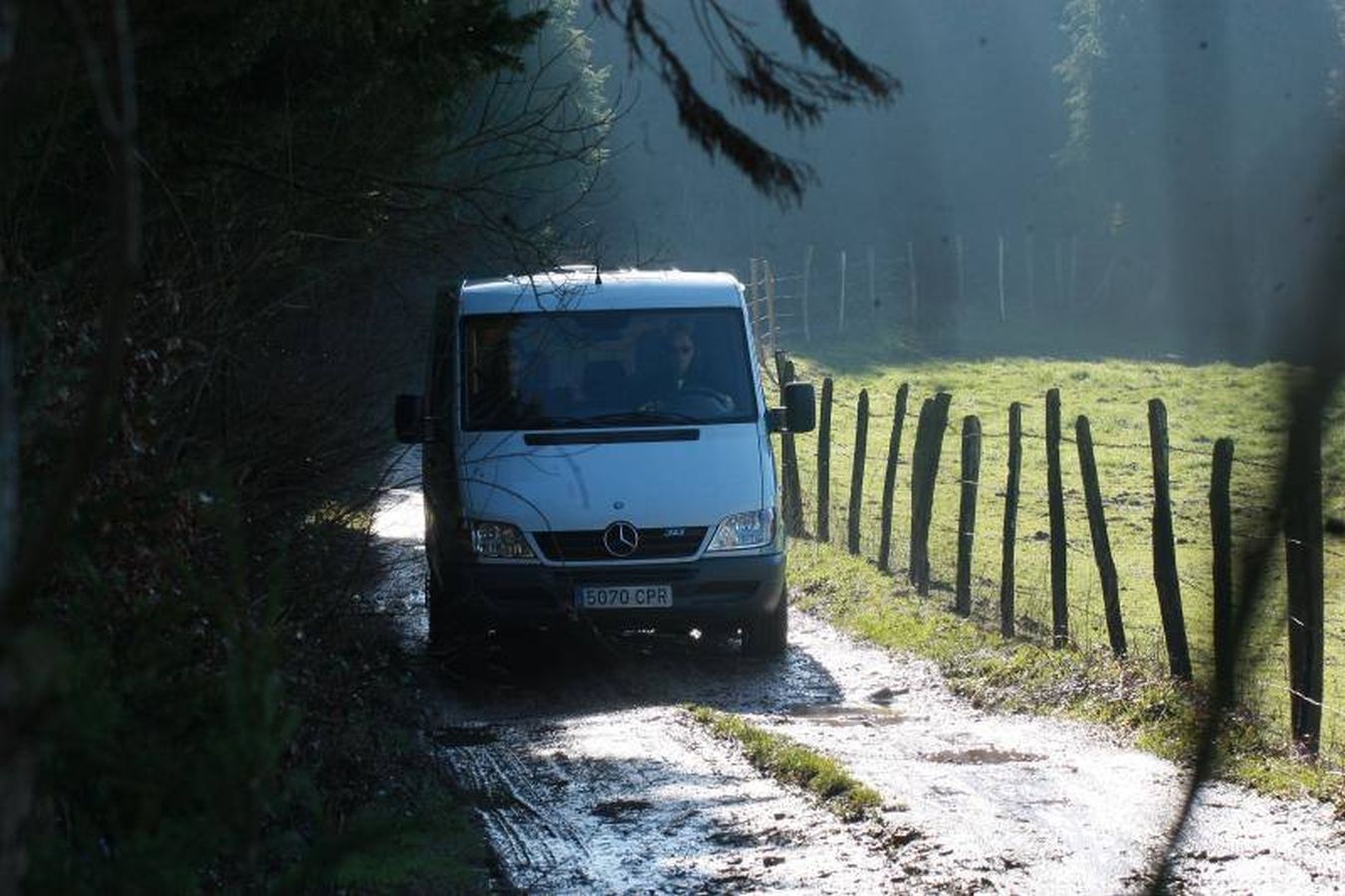 Un grupo de voluntarios formado por amigos y familiares de Jon Bárcena, el joven desaparecido en el Gorbea el pasado 30 de diciembre, ha hallado el cuerpo del montañero vizcaíno en el entorno del pantano de Urrunaga, en el término municipal de Legutio (Álava).