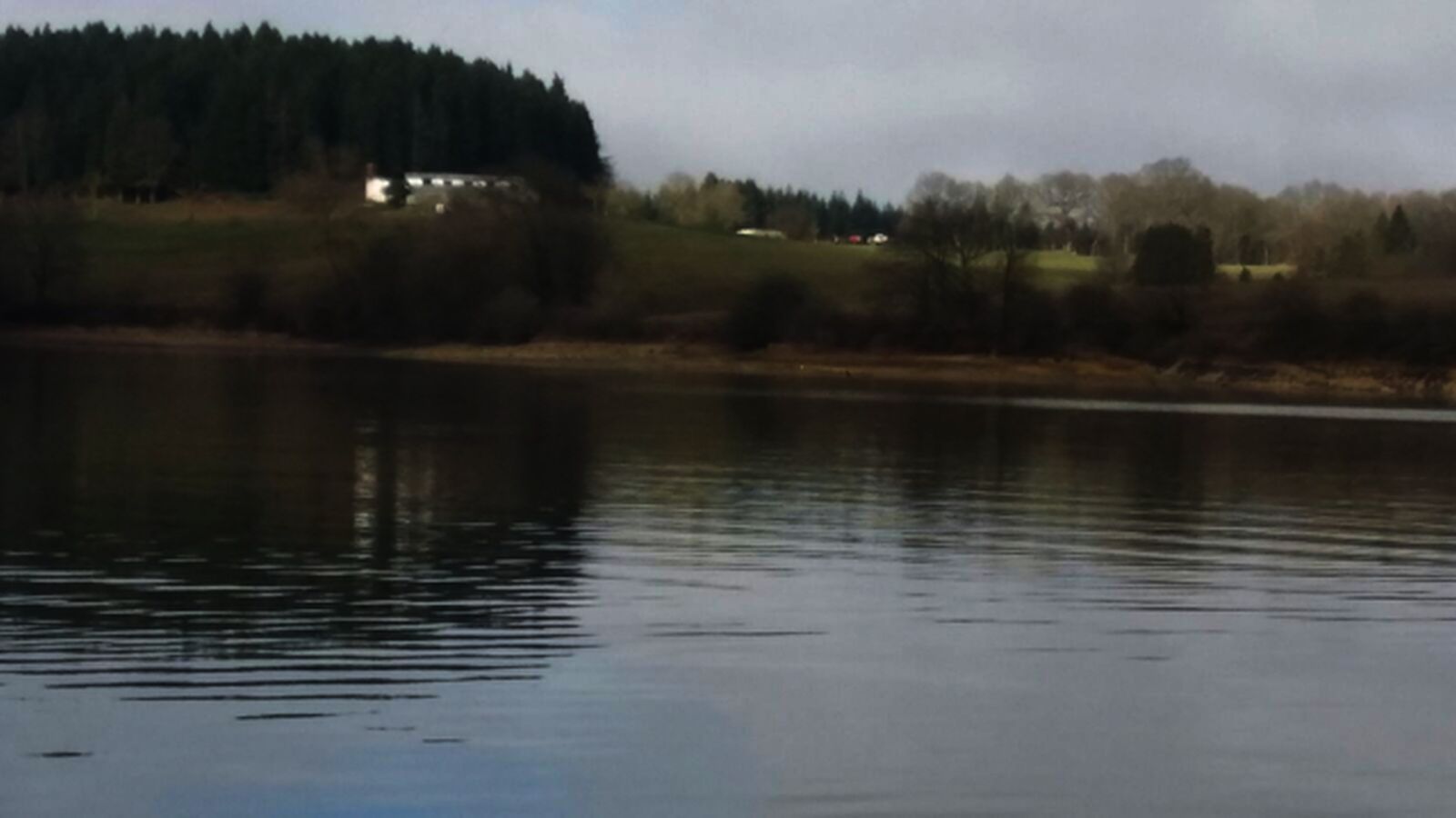 Un grupo de voluntarios formado por amigos y familiares de Jon Bárcena, el joven desaparecido en el Gorbea el pasado 30 de diciembre, ha hallado el cuerpo del montañero vizcaíno en el entorno del pantano de Urrunaga, en el término municipal de Legutio (Álava).