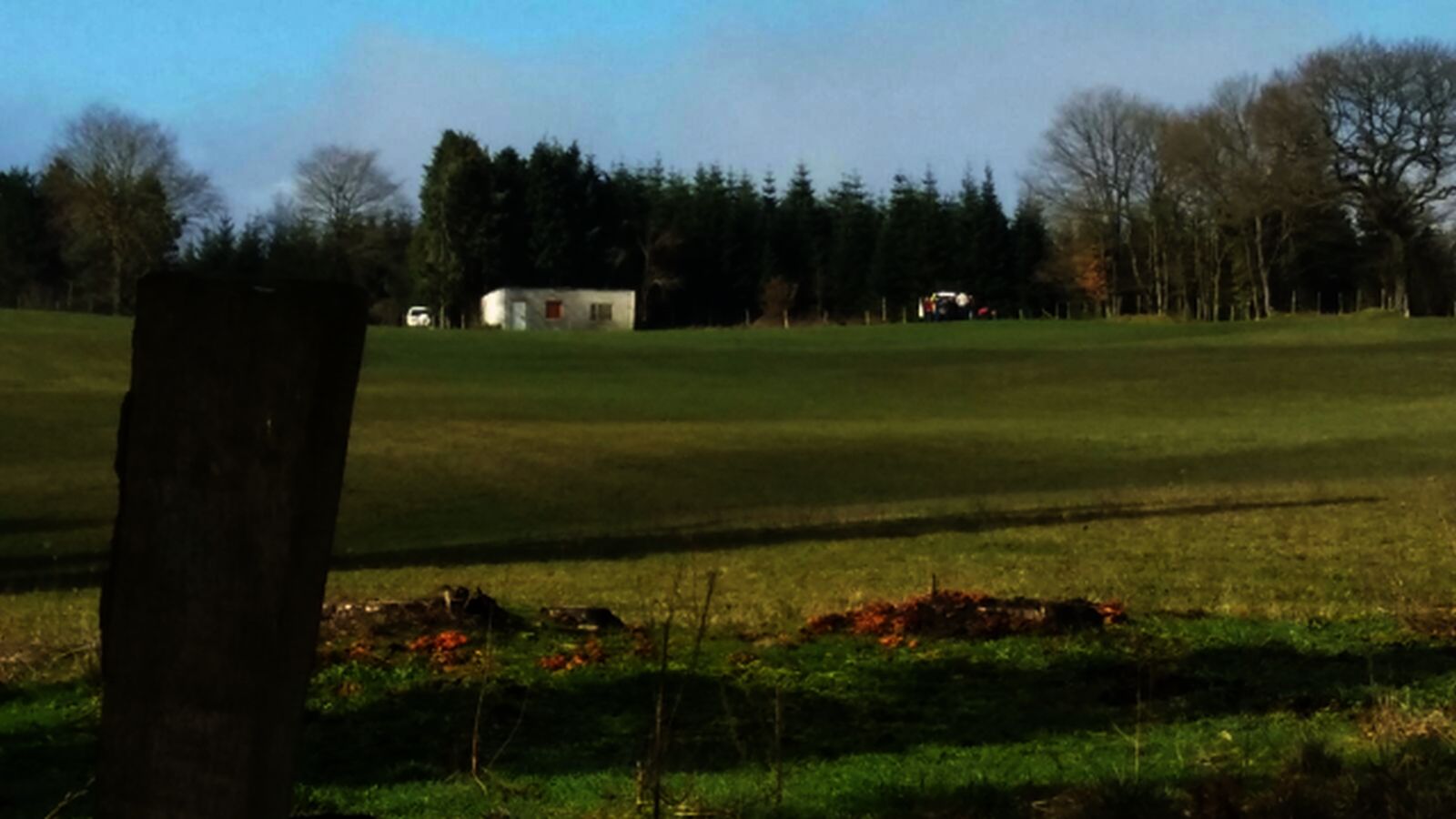 Un grupo de voluntarios formado por amigos y familiares de Jon Bárcena, el joven desaparecido en el Gorbea el pasado 30 de diciembre, ha hallado el cuerpo del montañero vizcaíno en el entorno del pantano de Urrunaga, en el término municipal de Legutio (Álava).