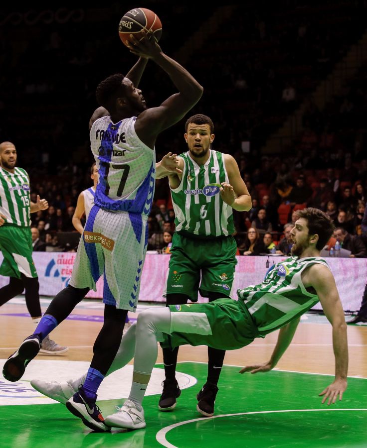 El Delteco Gipuzkoa Basket ha logrado ante el Betis en Sevilla una importante victoria que le acerca al objetivo de la permanencia.