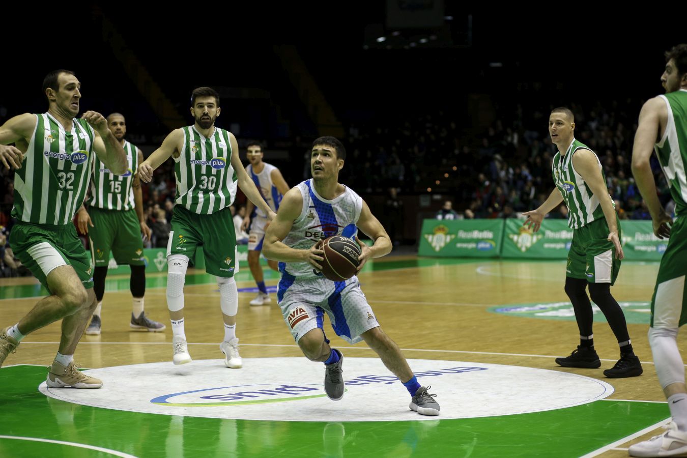 El Delteco Gipuzkoa Basket ha logrado ante el Betis en Sevilla una importante victoria que le acerca al objetivo de la permanencia.