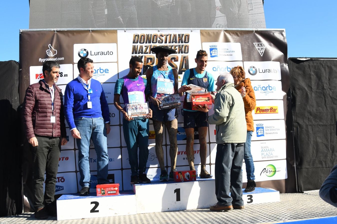 El bahrení de origen etíope Aweke Ayalew y la keniana Daisy Jepkemei se han impuesto en la 63 edición del cross de San Sebastián, disputado en el Hipódromo en un circuito lleno de barro que ha favorecido el espectáculo.