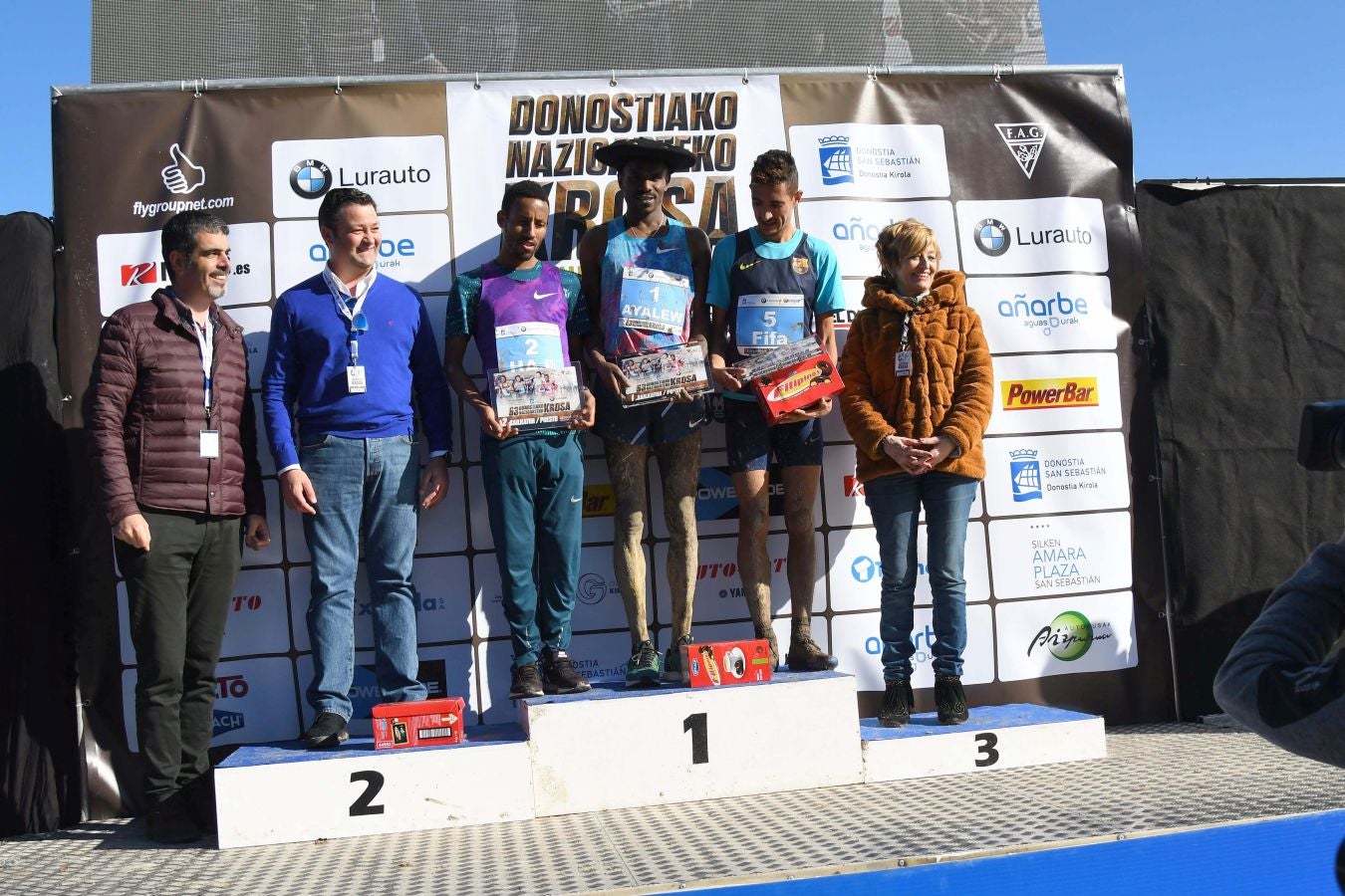 El bahrení de origen etíope Aweke Ayalew y la keniana Daisy Jepkemei se han impuesto en la 63 edición del cross de San Sebastián, disputado en el Hipódromo en un circuito lleno de barro que ha favorecido el espectáculo.