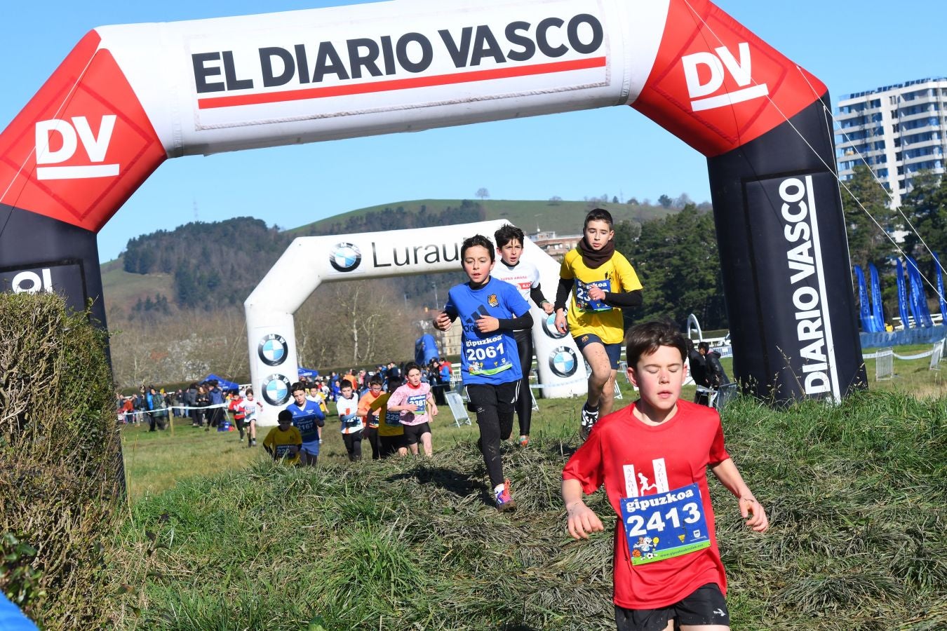 El bahrení de origen etíope Aweke Ayalew y la keniana Daisy Jepkemei se han impuesto en la 63 edición del cross de San Sebastián, disputado en el Hipódromo en un circuito lleno de barro que ha favorecido el espectáculo.