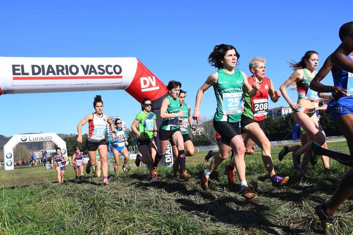El bahrení de origen etíope Aweke Ayalew y la keniana Daisy Jepkemei se han impuesto en la 63 edición del cross de San Sebastián, disputado en el Hipódromo en un circuito lleno de barro que ha favorecido el espectáculo.