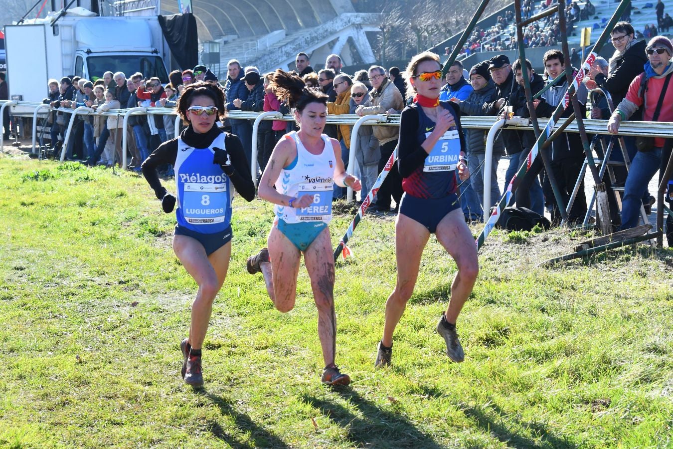 El bahrení de origen etíope Aweke Ayalew y la keniana Daisy Jepkemei se han impuesto en la 63 edición del cross de San Sebastián, disputado en el Hipódromo en un circuito lleno de barro que ha favorecido el espectáculo.