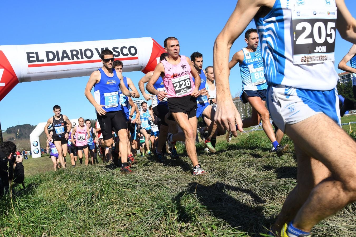 El bahrení de origen etíope Aweke Ayalew y la keniana Daisy Jepkemei se han impuesto en la 63 edición del cross de San Sebastián, disputado en el Hipódromo en un circuito lleno de barro que ha favorecido el espectáculo.
