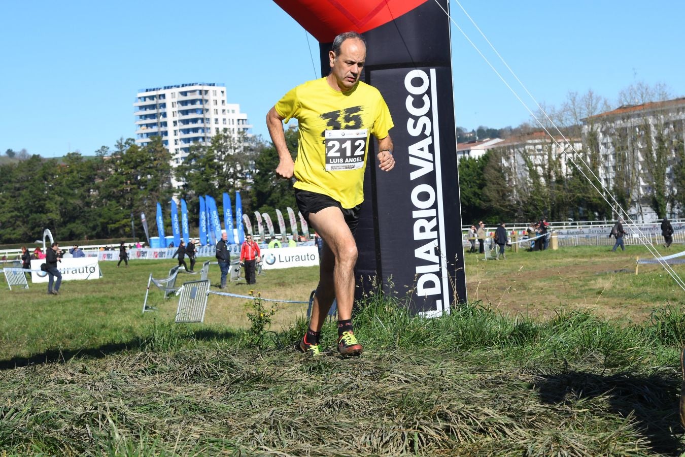 El bahrení de origen etíope Aweke Ayalew y la keniana Daisy Jepkemei se han impuesto en la 63 edición del cross de San Sebastián, disputado en el Hipódromo en un circuito lleno de barro que ha favorecido el espectáculo.