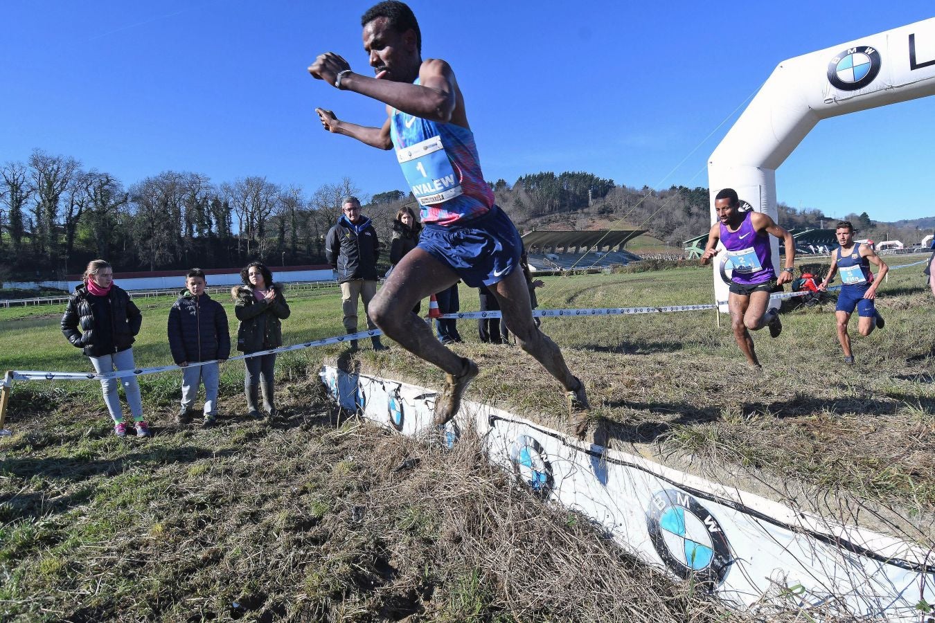 El bahrení de origen etíope Aweke Ayalew y la keniana Daisy Jepkemei se han impuesto en la 63 edición del cross de San Sebastián, disputado en el Hipódromo en un circuito lleno de barro que ha favorecido el espectáculo.