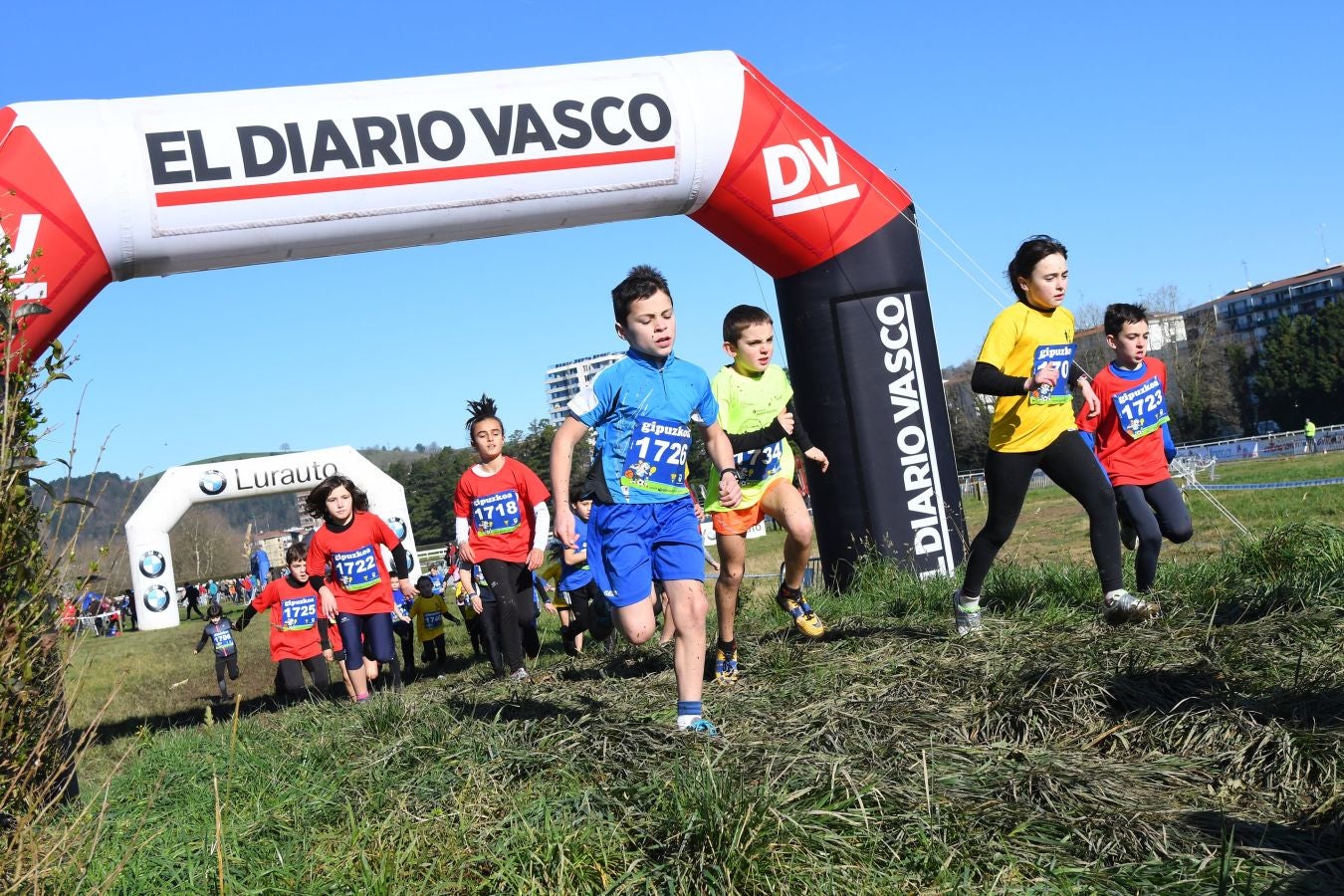 El bahrení de origen etíope Aweke Ayalew y la keniana Daisy Jepkemei se han impuesto en la 63 edición del cross de San Sebastián, disputado en el Hipódromo en un circuito lleno de barro que ha favorecido el espectáculo.