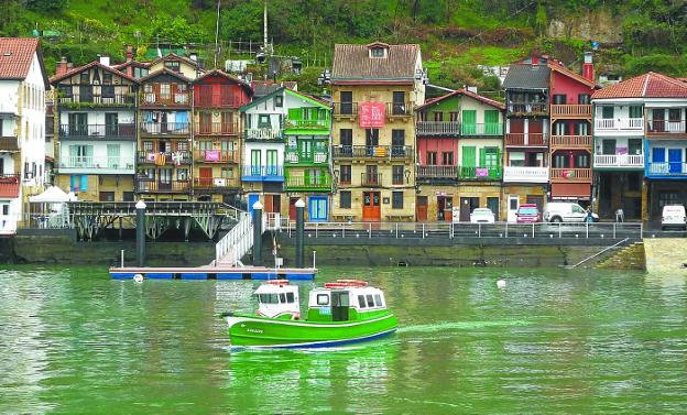 La bahía de Pasaia. La motora cruzando el canal de acceso con la plaza Santiago de fondo.
