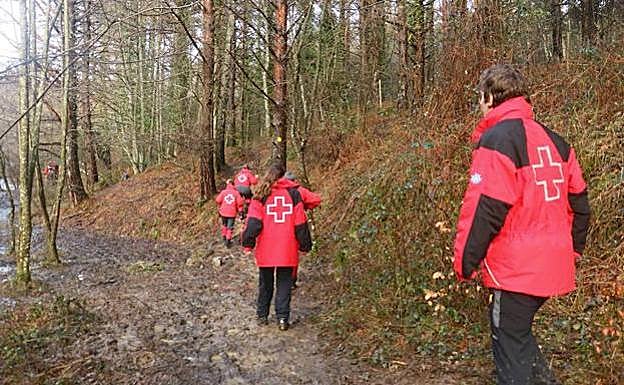Voluntarios de la Cruz Roja, buscando a Jon Bárcena a principios de enero. / 