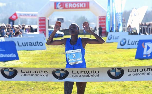 Daisy Jepkemei, de Kenia, cruza vencedora la línea de meta.