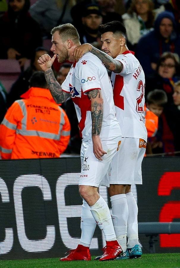 El líder remontó un gol del Alavés con goles de Luis Suárez y Messi, pero el árbitro se equivocó en dos jugadas clave a favor de los locales.