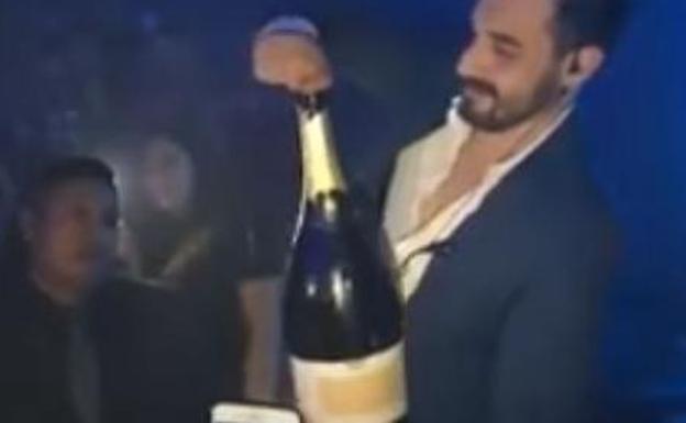 Se le cae en una disco de Ibiza una botella de champán de 34.000 euros y le explota en la cara