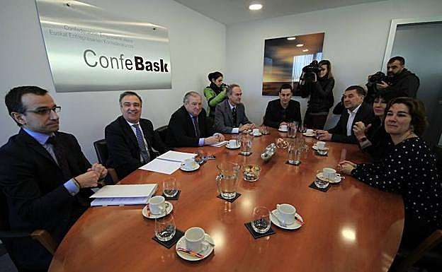 La reunión de la delegación de EH Bildu con la patronal vasca.