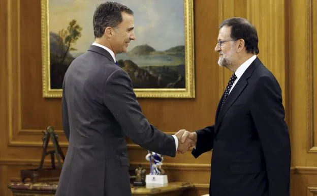 Felipe VI saluda a Mariano Rajoy durante un encuentro en el Palacio de la Zarzuela.