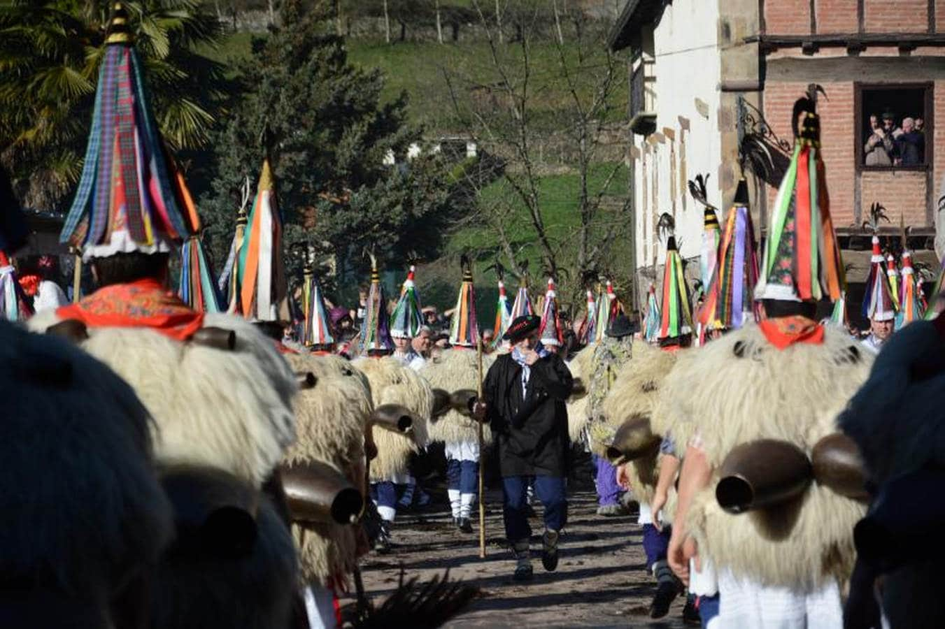 Los 'Joaldunak' de Zubieta han desfilado hasta Ituren para ahuyentar todos los males. Mañana serán los de Ituren los que les devuelven la visita