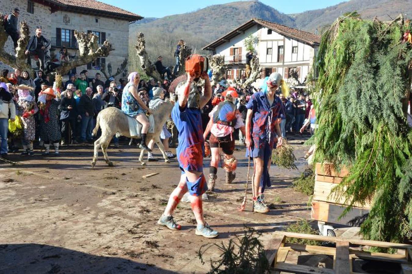 Los 'Joaldunak' de Zubieta han desfilado hasta Ituren para ahuyentar todos los males. Mañana serán los de Ituren los que les devuelven la visita