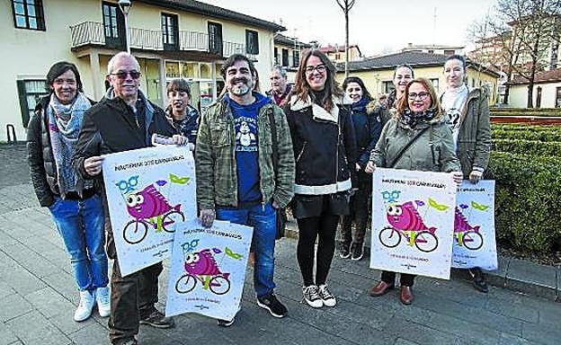 Juncal Eizaguirre y representantes de las comparsas presentaron ayer el programa del Carnaval irunés.