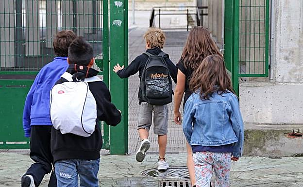 Artxibiko argazkian, ikasle talde bat Donostiako ikastetxe batean sartzen.