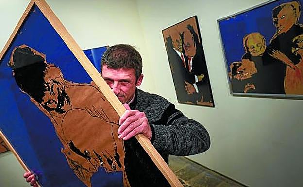 Podría ser un cartel y tiene algo de serigrafía. Borja, con una de sus obras en Okendo. Acrílico azul, manchas negras. Vacío 