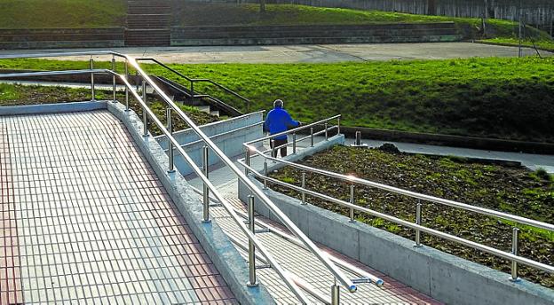 Obras. Rampa detrás del ambulatorio y nuevas papeleras. 