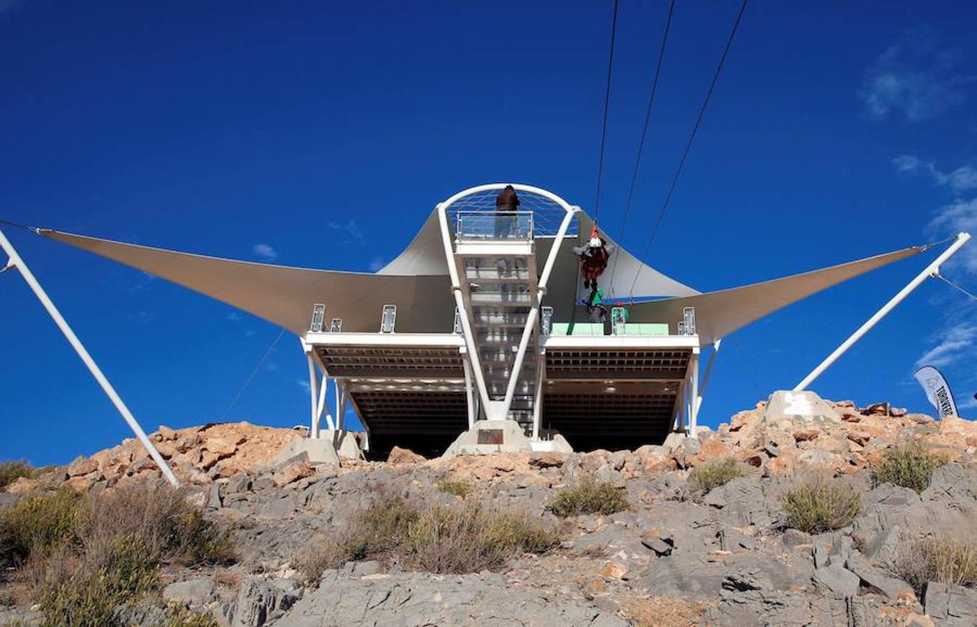 Este diciembre los Emiratos Árabes Unidos han inaugurado la tirolina más grande de la Tierra, y ya han sido muchos los que la han probado. Esta atracción se ubica en la montaña Jais, el pico más alto de Emiratos, con 1.934 metros. La tirolina es parte de la primera fase de la construcción de un parque de ocio que contará con atracciones únicas en el mundo.