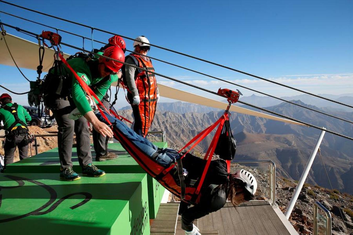 Este diciembre los Emiratos Árabes Unidos han inaugurado la tirolina más grande de la Tierra, y ya han sido muchos los que la han probado. Esta atracción se ubica en la montaña Jais, el pico más alto de Emiratos, con 1.934 metros. La tirolina es parte de la primera fase de la construcción de un parque de ocio que contará con atracciones únicas en el mundo.