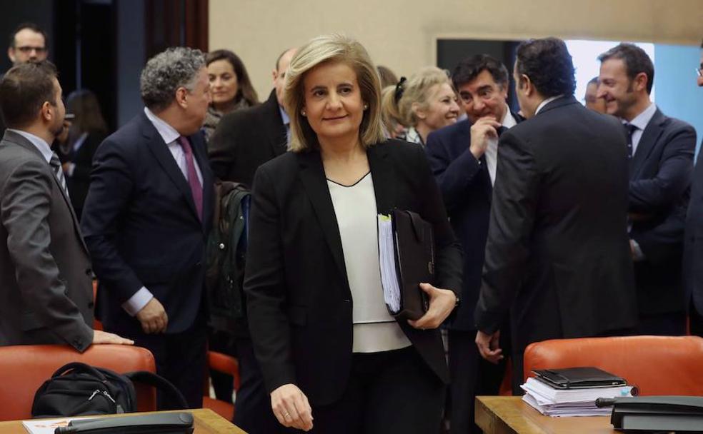 La ministra Fátima Báñez, antes de comparecer ante la comisión del Pacto de Toledo.
