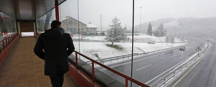 La nieve está complicando este jueves la circulación por las carreteras vascas.