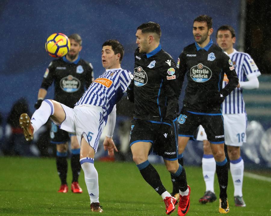Las imágenes del partido que Real y Deportivo han disputado bajo la lluvia en el estadio de Anoeta